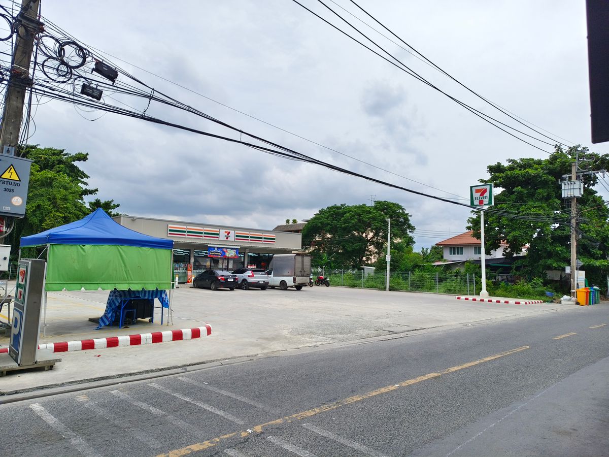 For SaleLandVipawadee, Don Mueang, Lak Si : For sale, really cheap price, large vacant land plot 8-1-64 rai, the only plot in Soi Phaholyothin 58 (not a dead end), near Don Mueang Airport, BTS, motorway and tollway, 7-11 rents part of the land, rectangular land
