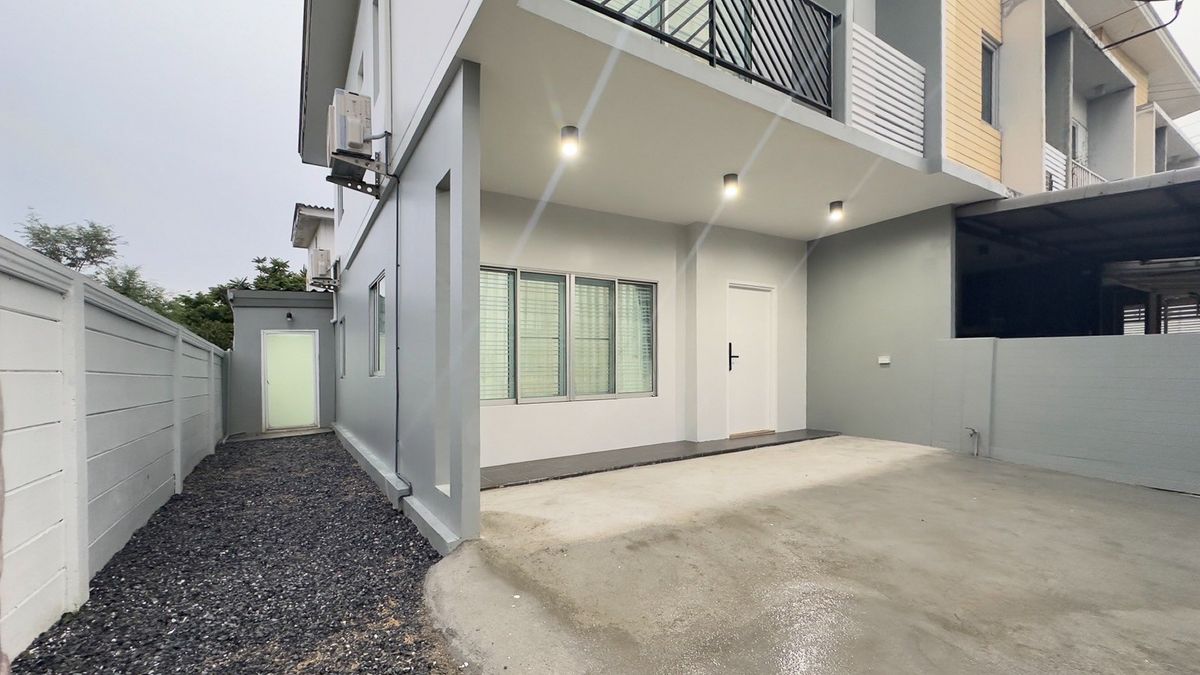 For SaleTownhomeLadkrabang, Suwannaphum Airport : Beautiful house for sale behind the new decoration corner with Ferrum, Onnut area, the hottest project.