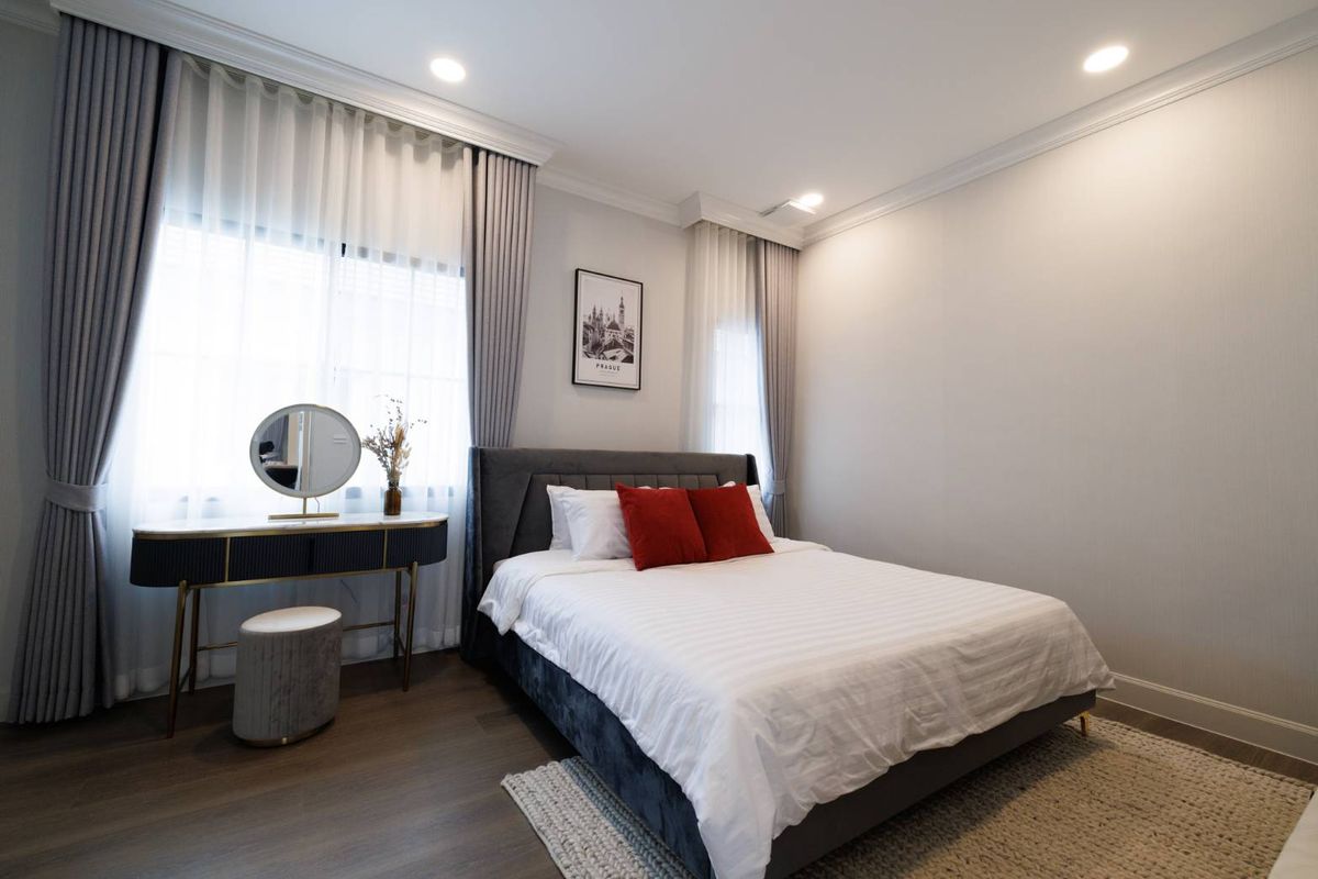 For RentHousePattanakan, Srinakarin : Nantawan Rama 9 - New Krungthep Kreetha French Eclectic 4 bedrooms, 378 sq.m., near the rental price 320,000 baht/month