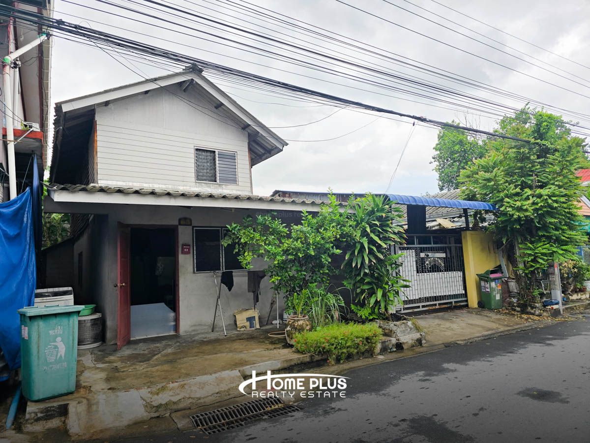 For SaleHouseLadkrabang, Suwannaphum Airport : Land with houses in the village of Onnut community 40 rai, Prawet area, area 24 square meters