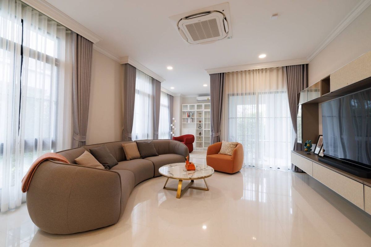 For RentHousePattanakan, Srinakarin : Nantawan Rama 9 - New Krungthep Kreetha French Eclectic 4 bedrooms, 378 sq.m., near the rental price 320,000 baht/month