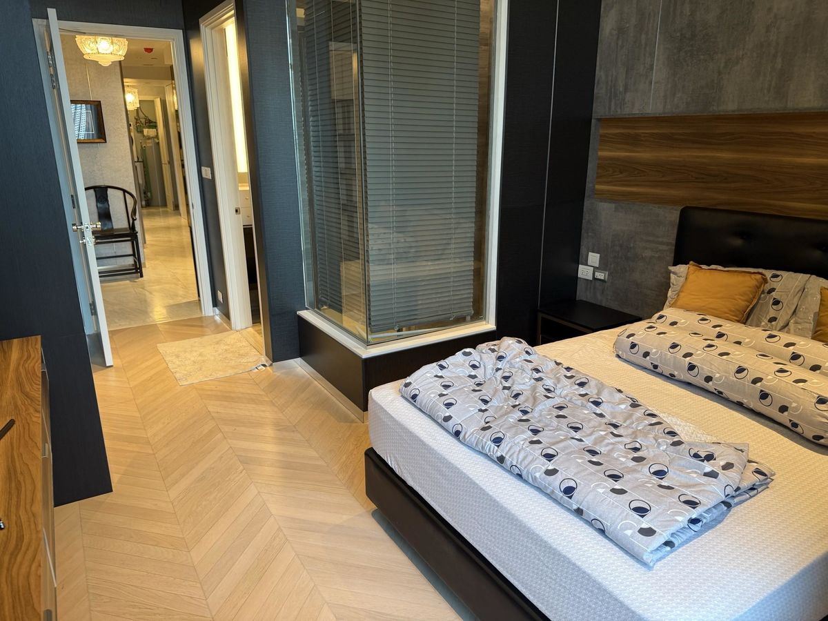 For RentCondoSathorn, Narathiwat : Luxury condo at The Four Seasons. Convenient transportation. Near the BTS Skytrain has a very beautiful shuttle. Complete furniture! Ready to move in !!