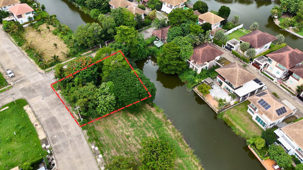 For SaleLandChachoengsao : Urgent sale, special price! Empty land, corner adjacent to the lake Garden Laguna Village Onnut-Suvarnabhumi