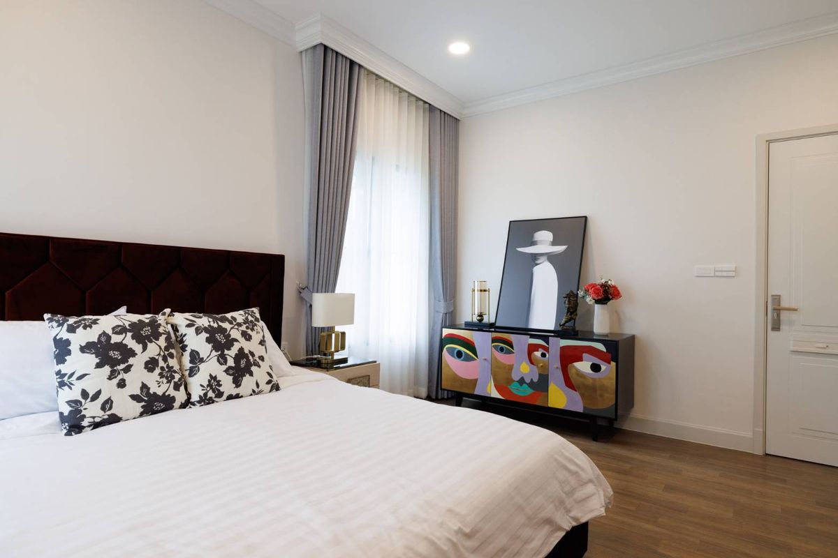 For RentHousePattanakan, Srinakarin : Nantawan Rama 9 - New Krungthep Kreetha French Eclectic 4 bedrooms, 378 sq.m., near the rental price 320,000 baht/month