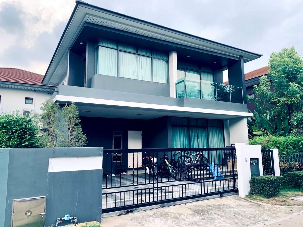 ขายบ้านพัฒนาการ ศรีนครินทร์ : ขายบ้านเดี่ยว 2 ชั้น เศรษฐสิริ กรุงเทพกรีฑา 15/1 Setthasiri Krungthep Kreetha15/1
(ขายพร้อมผู้เช่า 70K/เดือน กค.68-กค.70)
เนื้อที่ 57ตร.วา. 
พื้นที่ใช้สอย 193ตร.ม.
4ห้องนอน 3ห้องน้ำ 2ที่จอดรถ