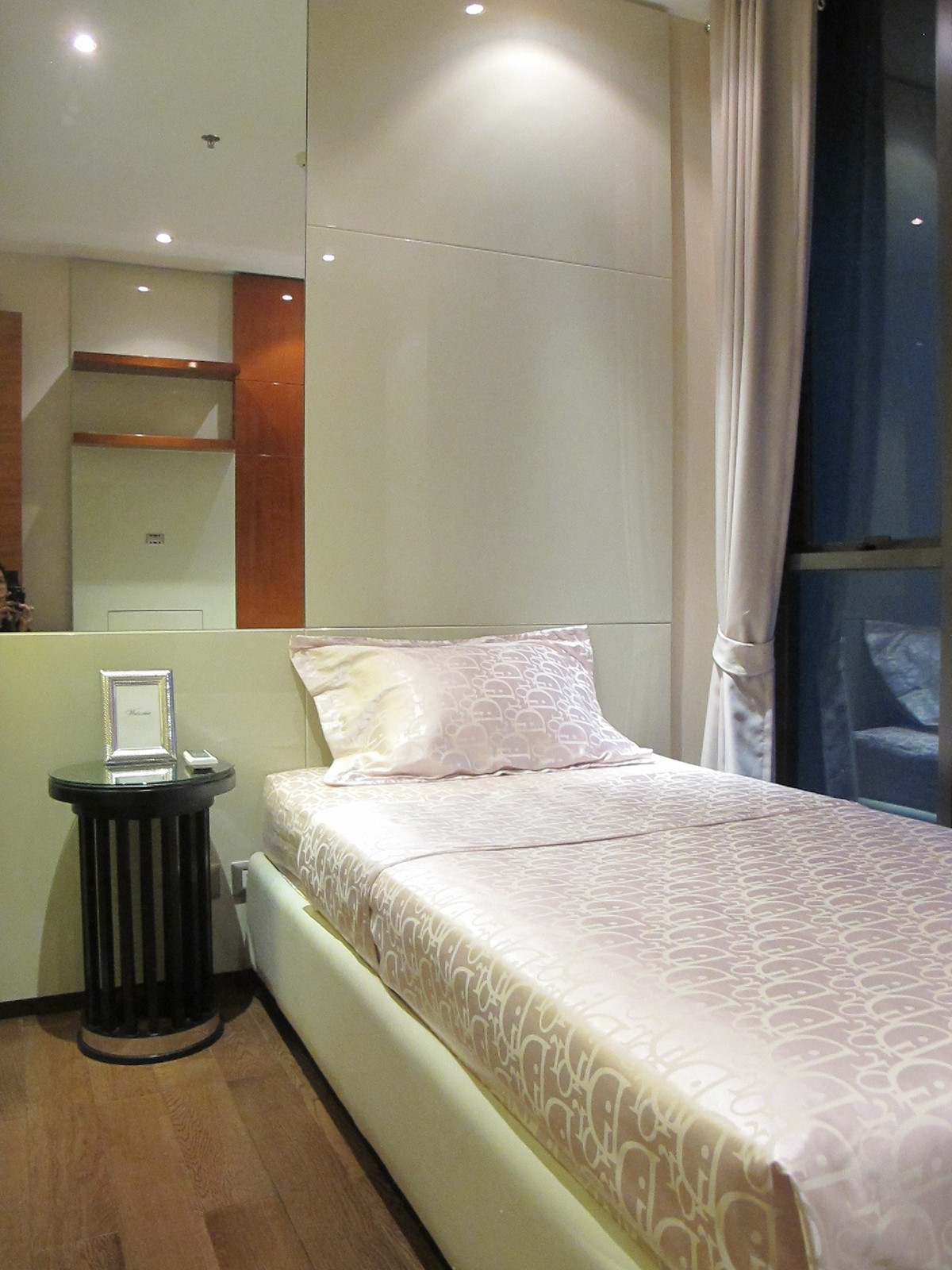 🏙 ให้เช่า คอนโด The Address Sukhumvit 28 ใกล้ BTS พร้อมพงษ์ เพียง 300 ม. Loading...