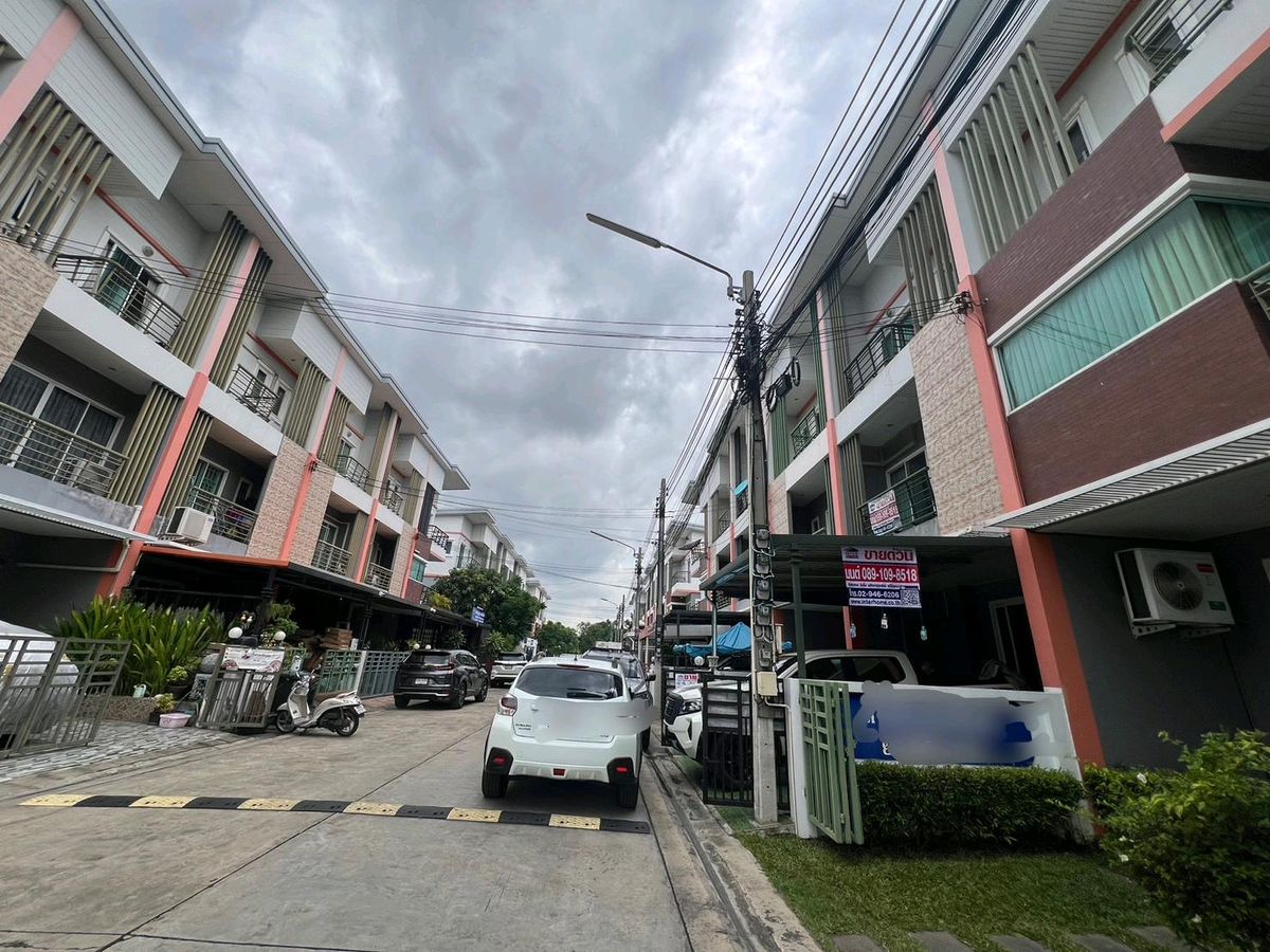 TownhomeNawamin, Ramindra : Sell/buy/rent 3 -story townhome next to Perm Sin Road Selling lower than evaluating Good credit can be recovered. Get all conditions