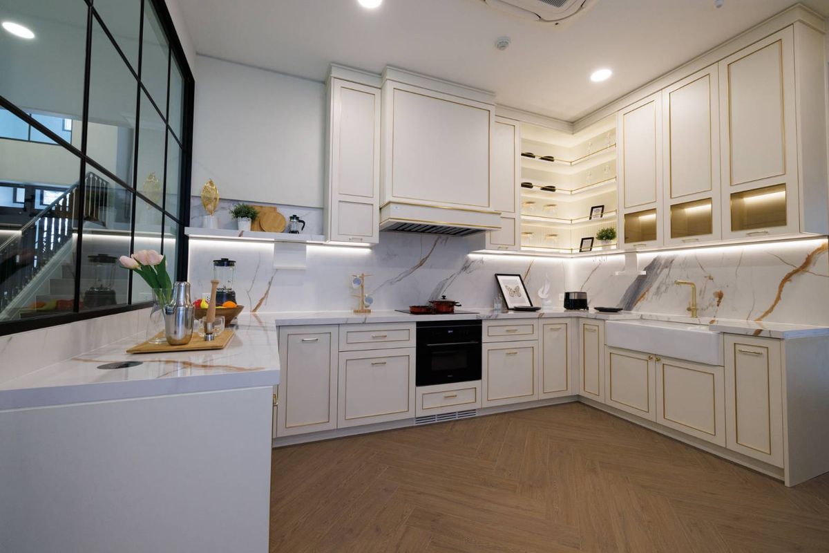 For RentHousePattanakan, Srinakarin : Nantawan Rama 9 - New Krungthep Kreetha French Eclectic 4 bedrooms, 378 sq.m., near the rental price 320,000 baht/month