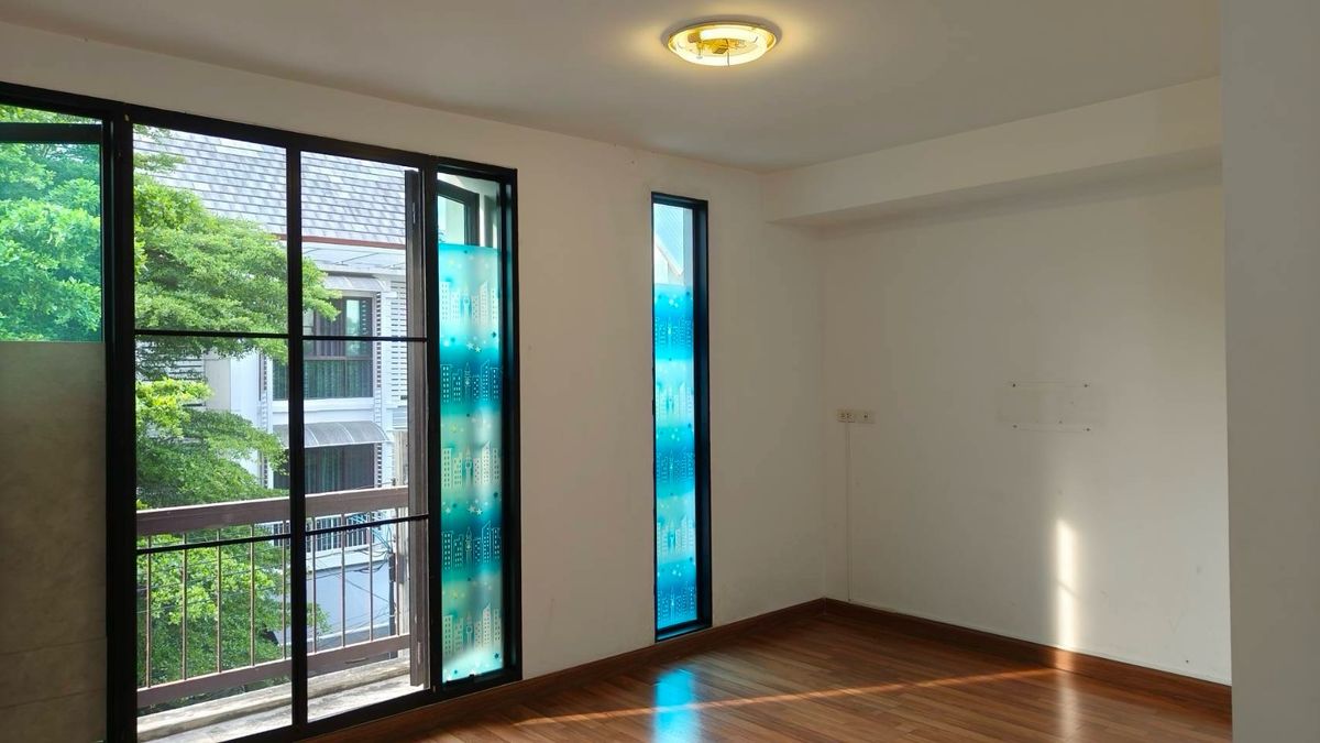 For SaleTownhomeOnnut, Udomsuk : 🇬🇧 FOR SALE: 4-Storey Townhouse at Areeya Mandarina Sukhumvit 77
📍 Near MRT Si Nut and BTS On Nut (5–10 mins commute)