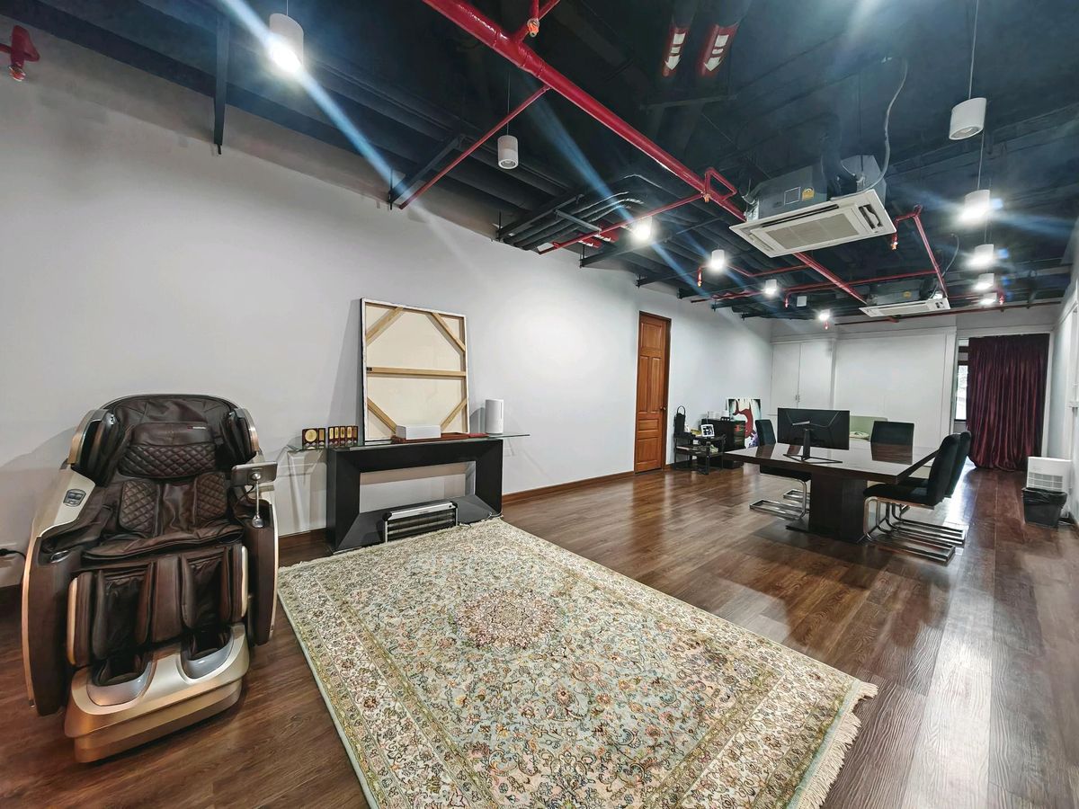 CondoSukhumvit, Asoke, Thonglor : Condo for sale at a good price at the entrance to Ekkamai