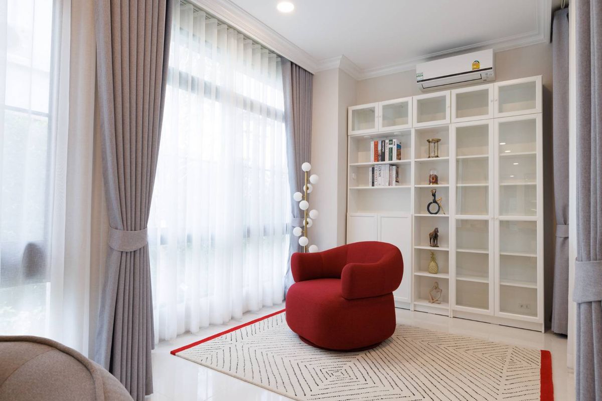 For RentHousePattanakan, Srinakarin : Nantawan Rama 9 - New Krungthep Kreetha French Eclectic 4 bedrooms, 378 sq.m., near the rental price 320,000 baht/month