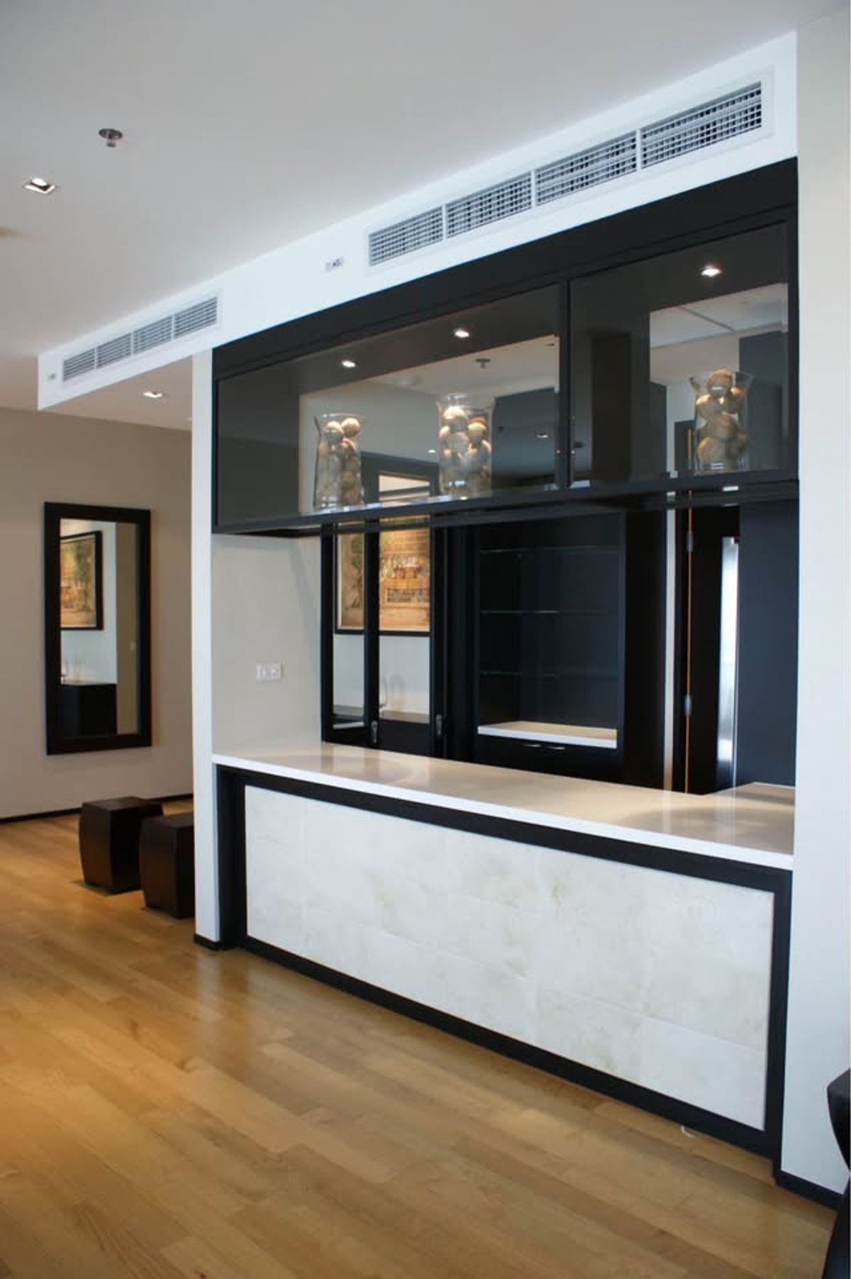 For RentCondoSukhumvit, Asoke, Thonglor : The Madison Condo is convenient to travel near BTS Skytrain. There is a beautiful room shuttle. Ready to stay immediately !!