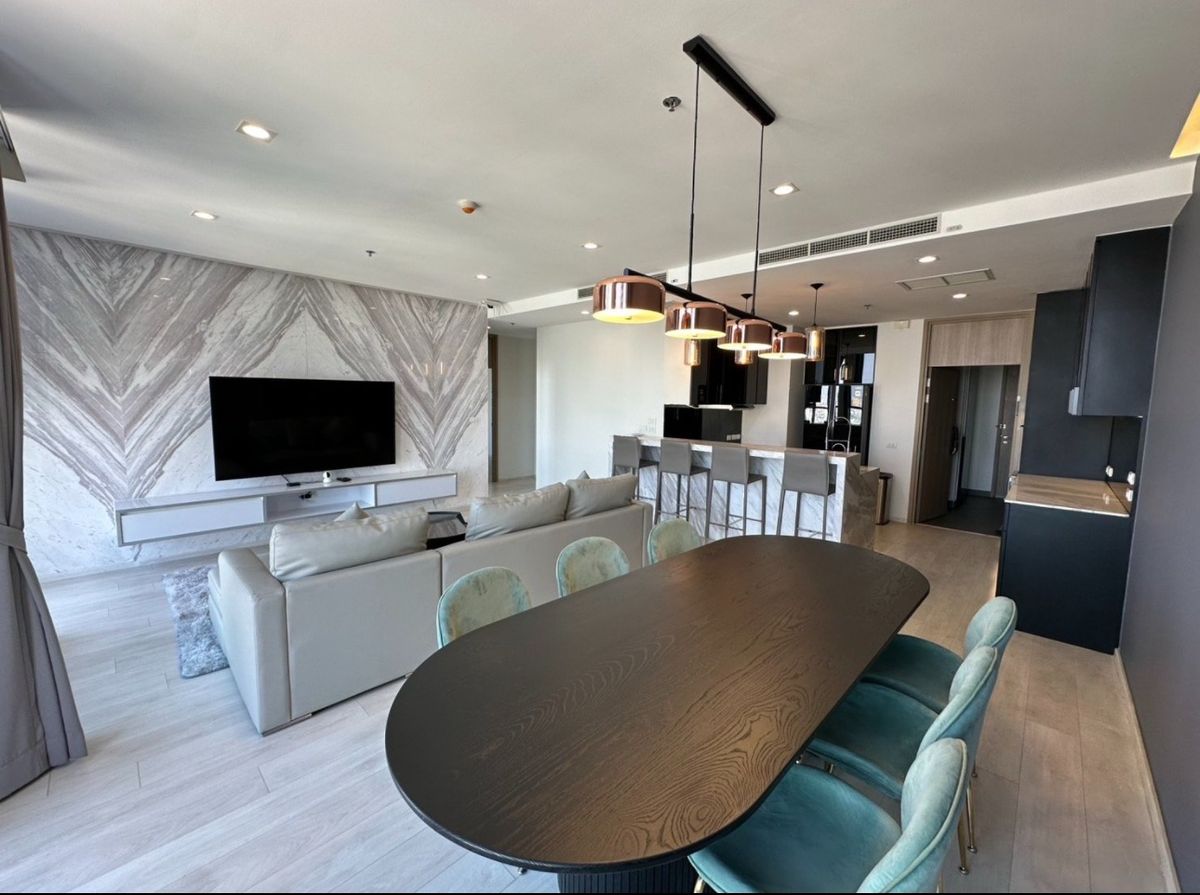 คอนโดวิทยุ ชิดลม หลังสวน : ✨คอนโดหรูหราให้เช่า - (0m จาก bts ploenchit!) | 2BR 121 ตม. - หน่วยมุม | มุมมองสถานทูต