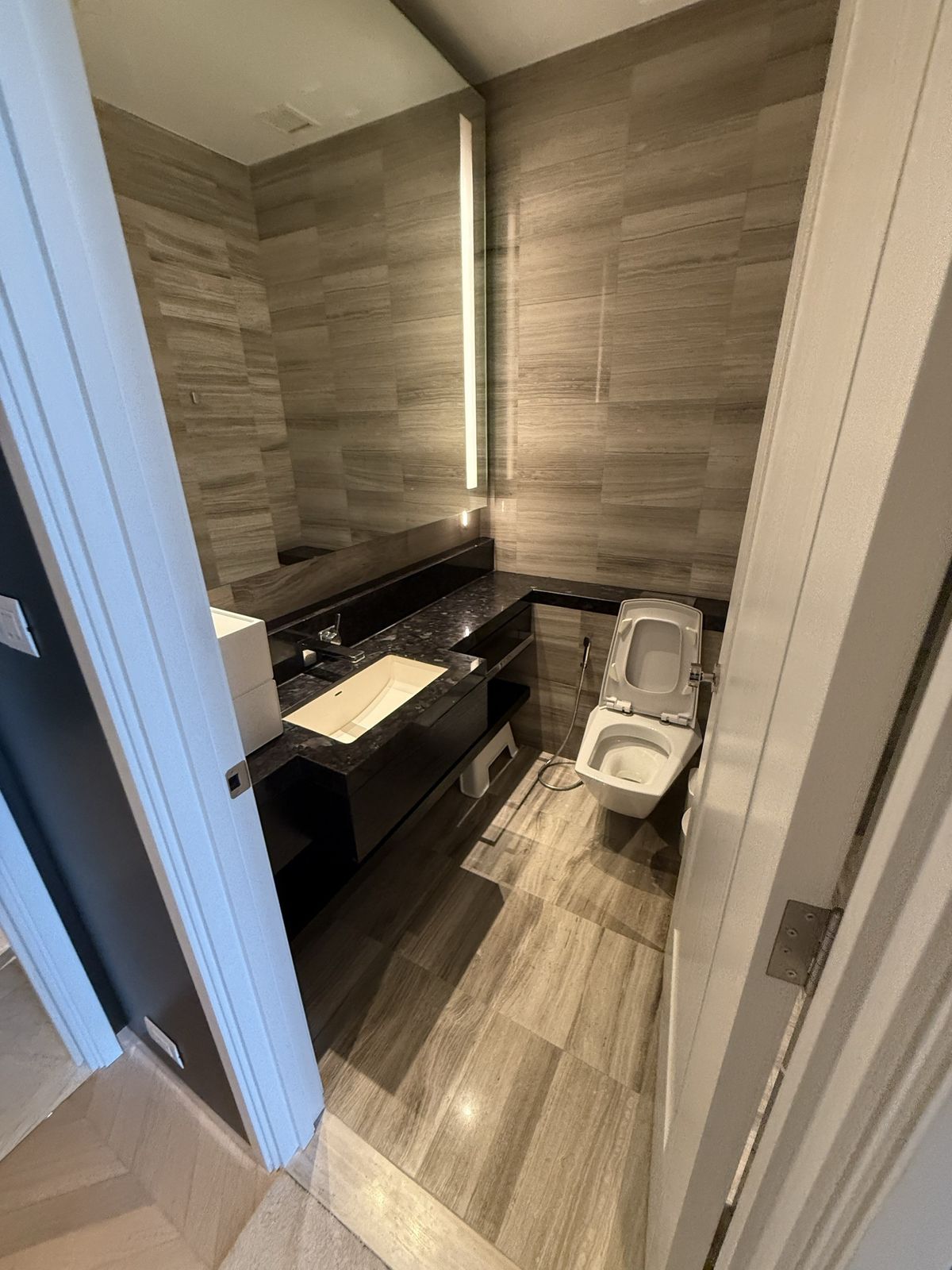 For RentCondoSathorn, Narathiwat : Luxury condo at The Four Seasons. Convenient transportation. Near the BTS Skytrain has a very beautiful shuttle. Complete furniture! Ready to move in !!