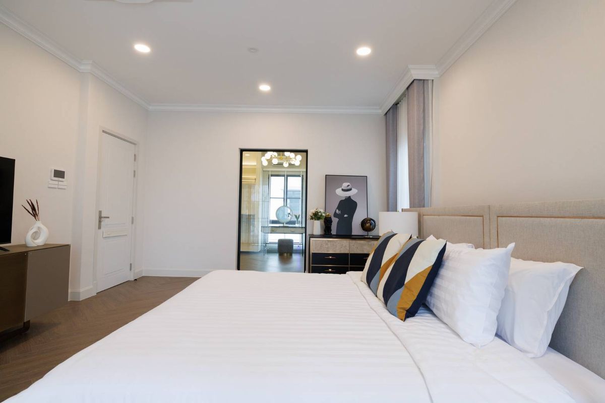 For RentHousePattanakan, Srinakarin : Nantawan Rama 9 - New Krungthep Kreetha French Eclectic 4 bedrooms, 378 sq.m., near the rental price 320,000 baht/month