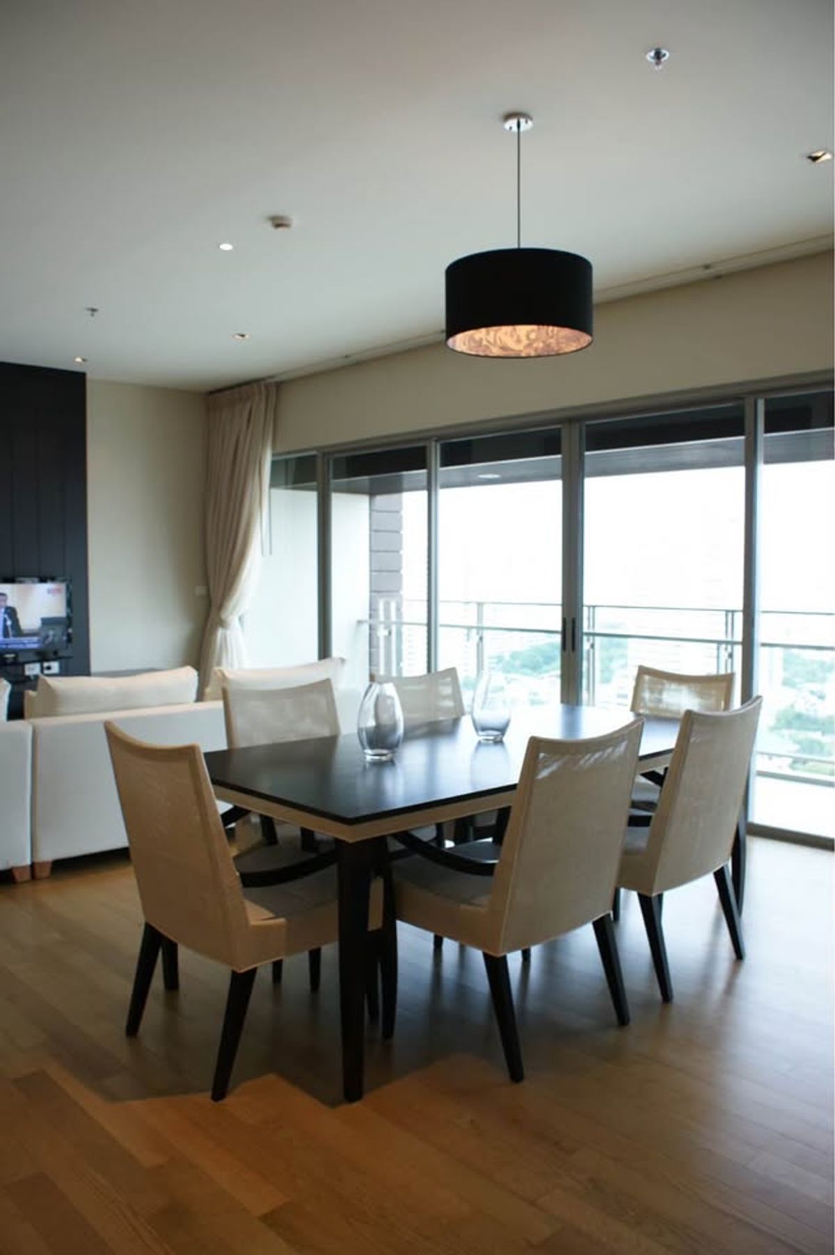 For RentCondoSukhumvit, Asoke, Thonglor : The Madison Condo is convenient to travel near BTS Skytrain. There is a beautiful room shuttle. Ready to stay immediately !!