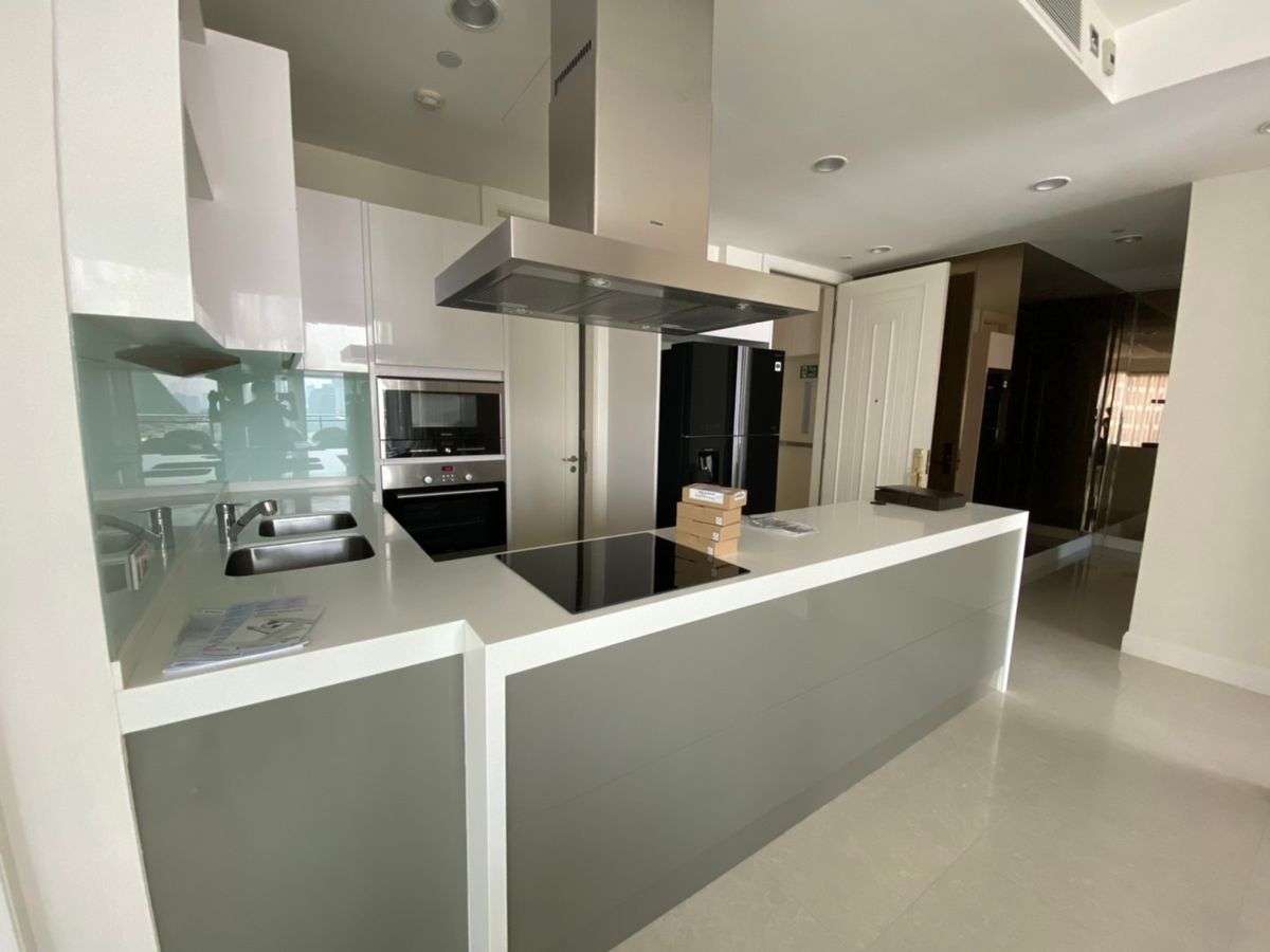 For RentCondoWitthayu, Chidlom, Langsuan, Ploenchit : For Rent Q Langsuan // 3B4B+1 Maid // 160 SQ.M