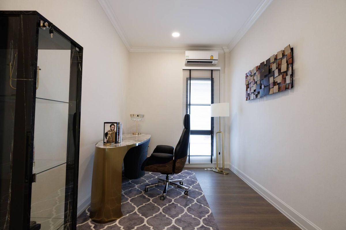 For RentHousePattanakan, Srinakarin : Nantawan Rama 9 - New Krungthep Kreetha French Eclectic 4 bedrooms, 378 sq.m., near the rental price 320,000 baht/month