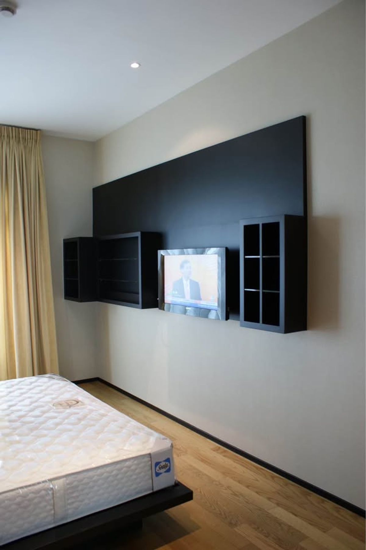 For RentCondoSukhumvit, Asoke, Thonglor : The Madison Condo is convenient to travel near BTS Skytrain. There is a beautiful room shuttle. Ready to stay immediately !!