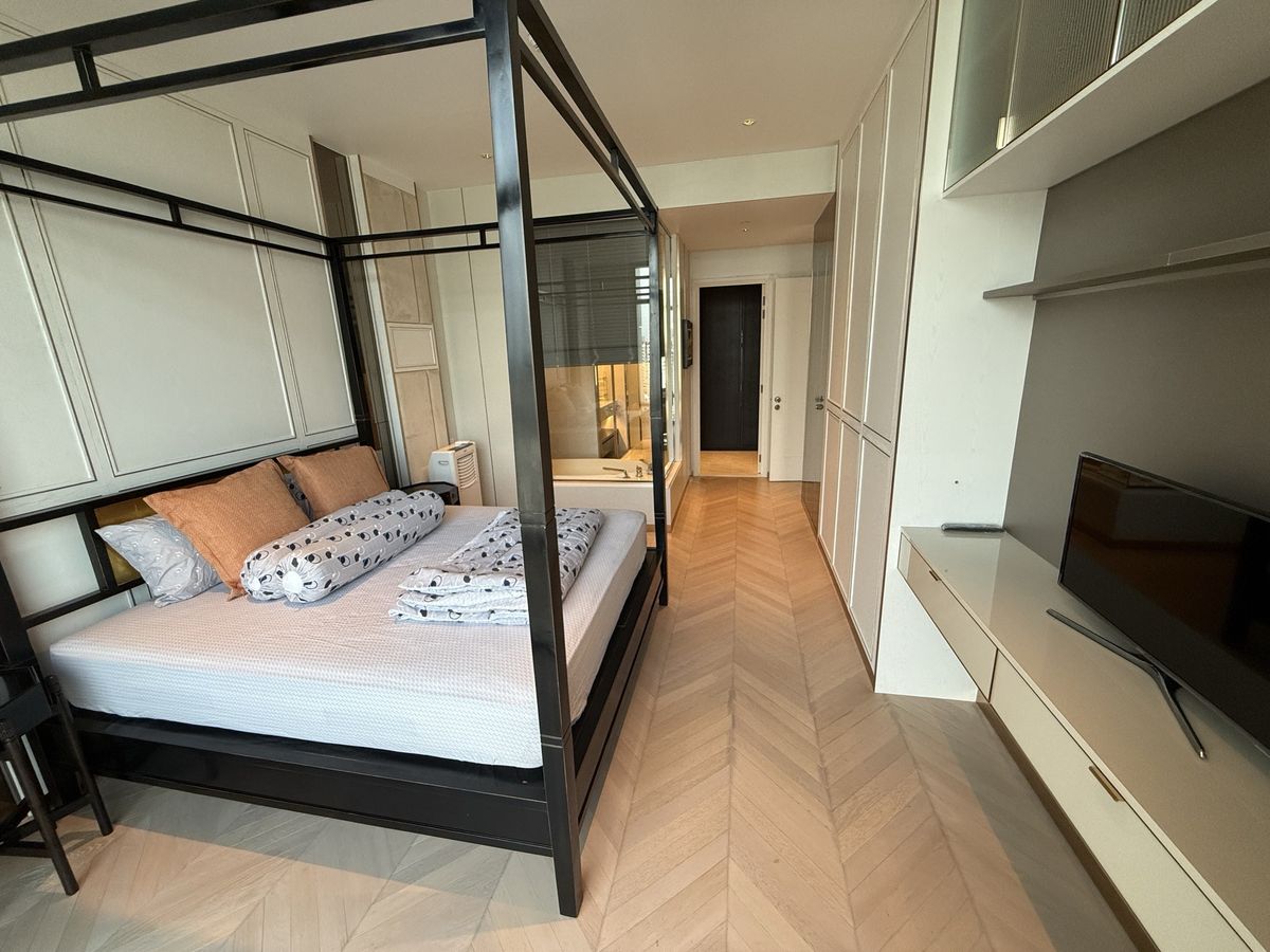 For RentCondoSathorn, Narathiwat : Luxury condo at The Four Seasons. Convenient transportation. Near the BTS Skytrain has a very beautiful shuttle. Complete furniture! Ready to move in !!