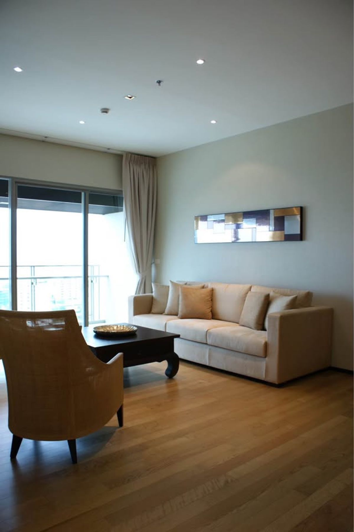 For RentCondoSukhumvit, Asoke, Thonglor : The Madison Condo is convenient to travel near BTS Skytrain. There is a beautiful room shuttle. Ready to stay immediately !!