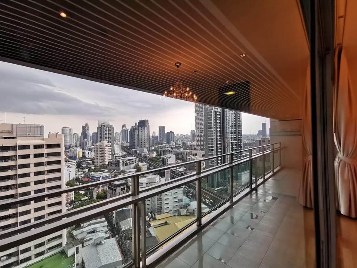 For RentCondoSukhumvit, Asoke, Thonglor : The Madison Condo is convenient to travel near BTS Skytrain. There is a beautiful room shuttle. Ready to stay immediately !!