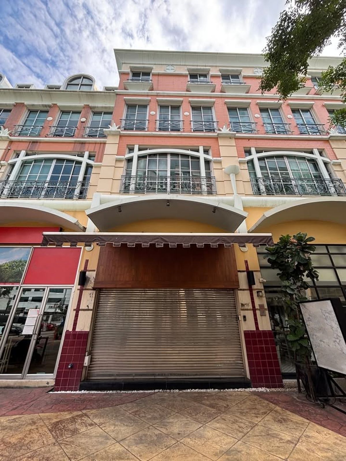 For RentShop HouseSilom, Saladaeng, Bangrak : Commercial building Silom near BTS Surasak