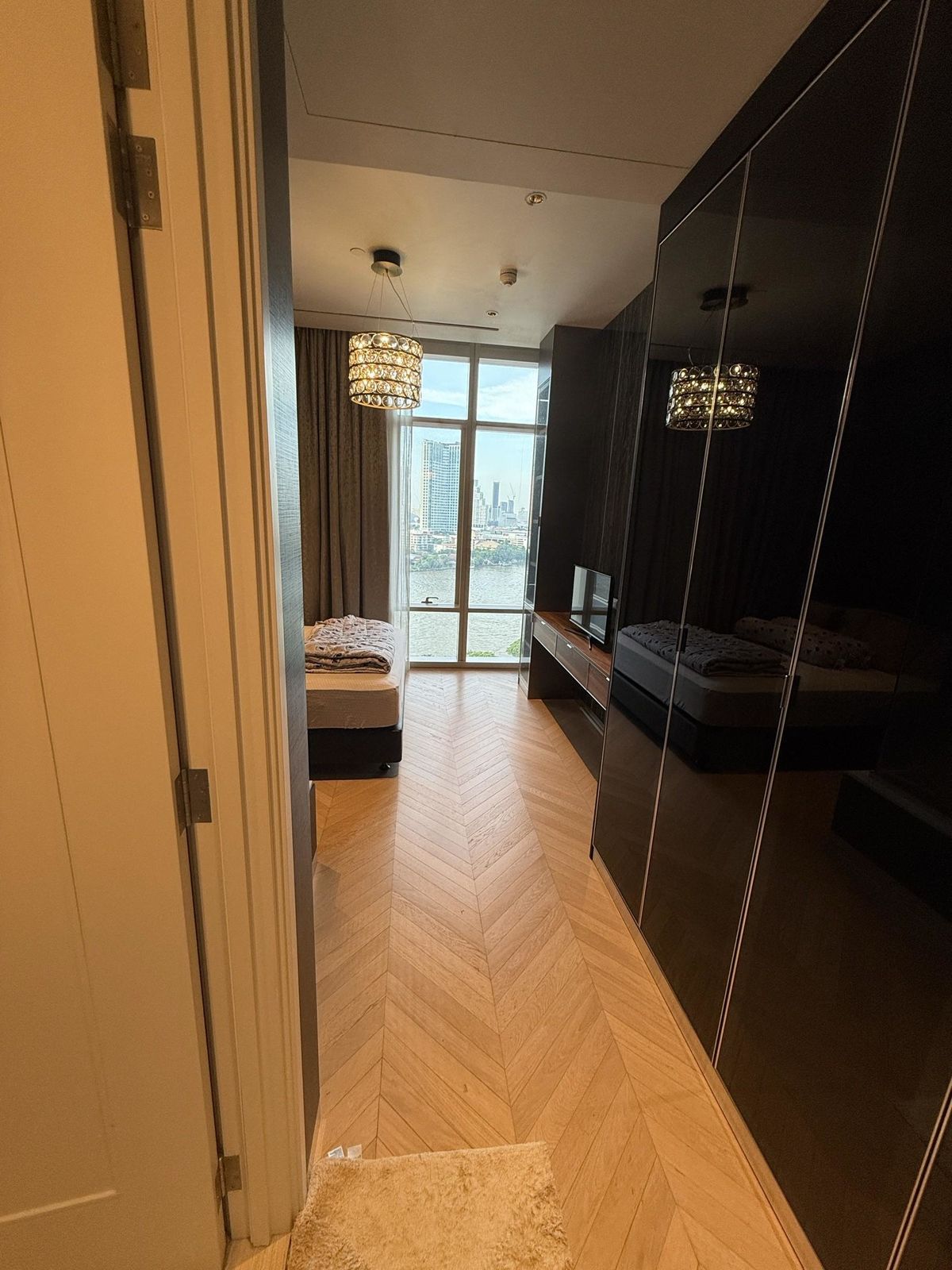 For RentCondoSathorn, Narathiwat : Luxury condo at The Four Seasons. Convenient transportation. Near the BTS Skytrain has a very beautiful shuttle. Complete furniture! Ready to move in !!