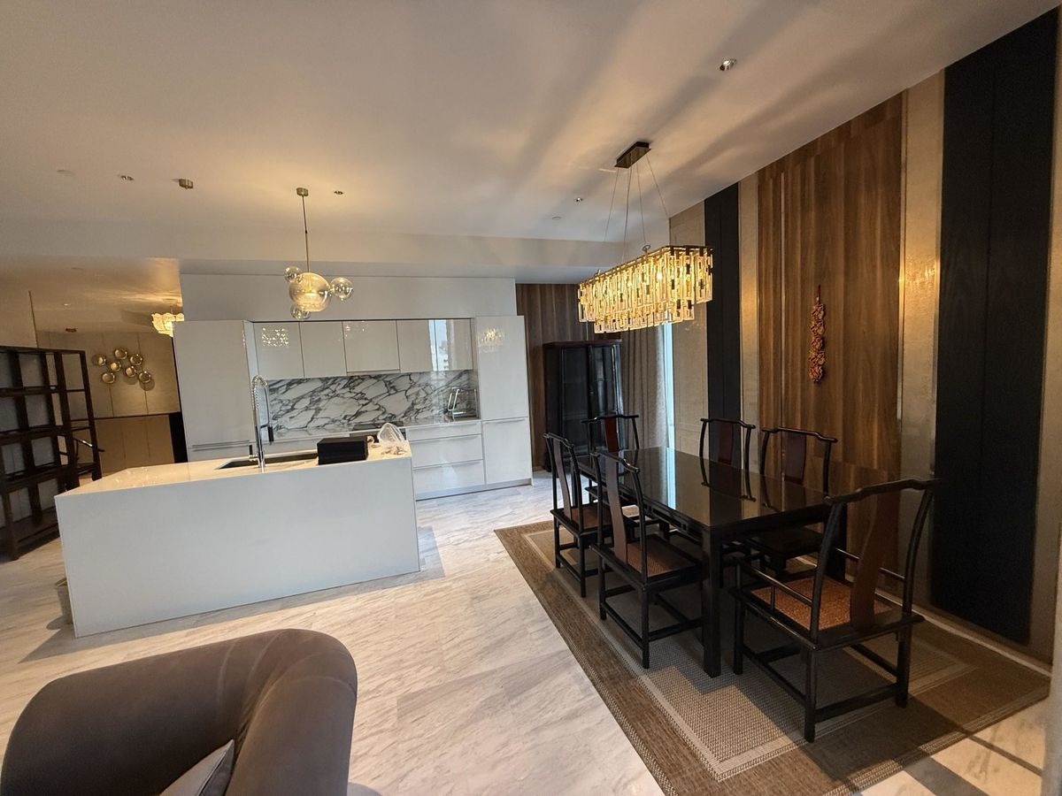 For RentCondoSathorn, Narathiwat : Luxury condo at The Four Seasons. Convenient transportation. Near the BTS Skytrain has a very beautiful shuttle. Complete furniture! Ready to move in !!