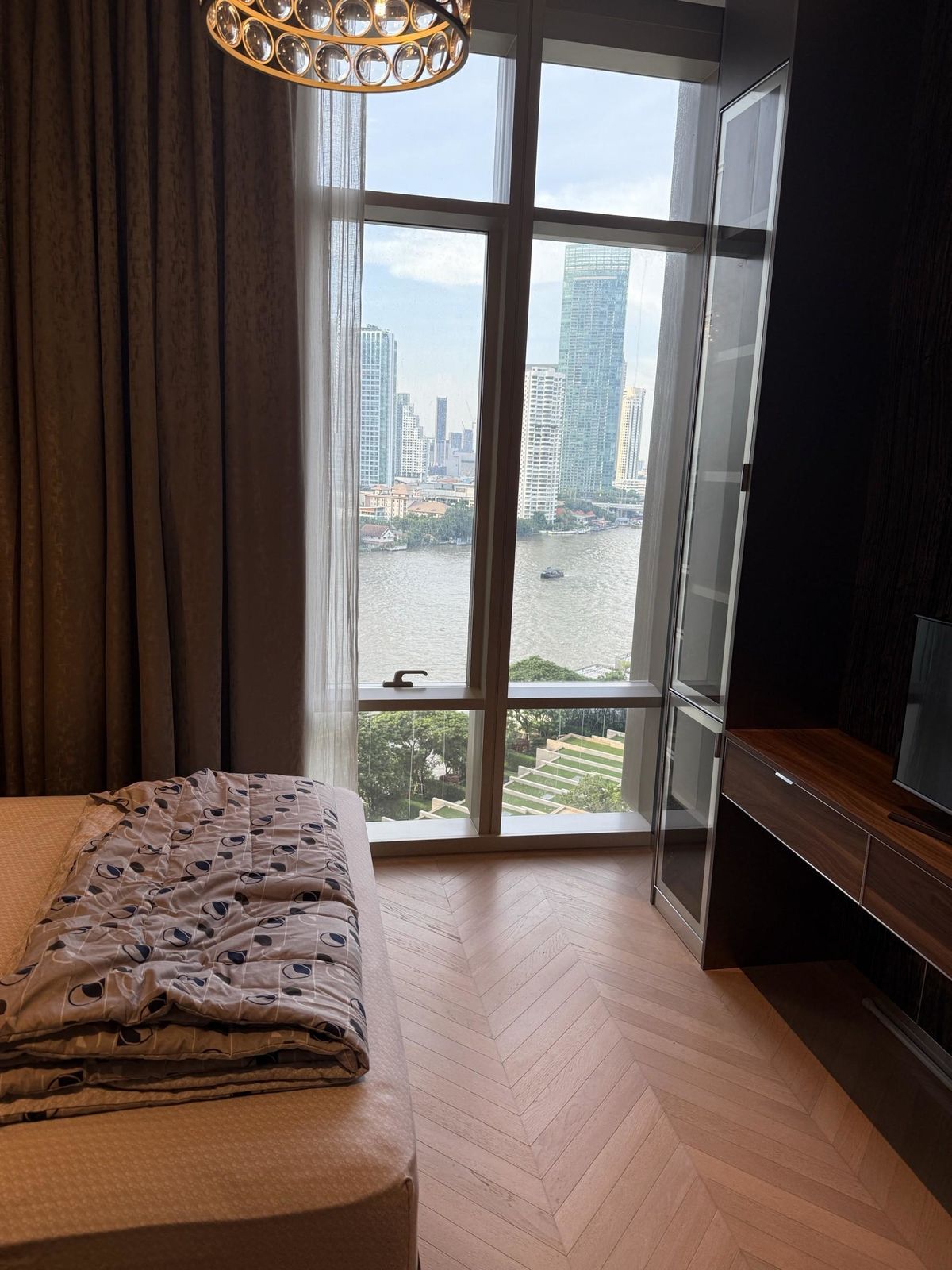 For RentCondoSathorn, Narathiwat : Luxury condo at The Four Seasons. Convenient transportation. Near the BTS Skytrain has a very beautiful shuttle. Complete furniture! Ready to move in !!