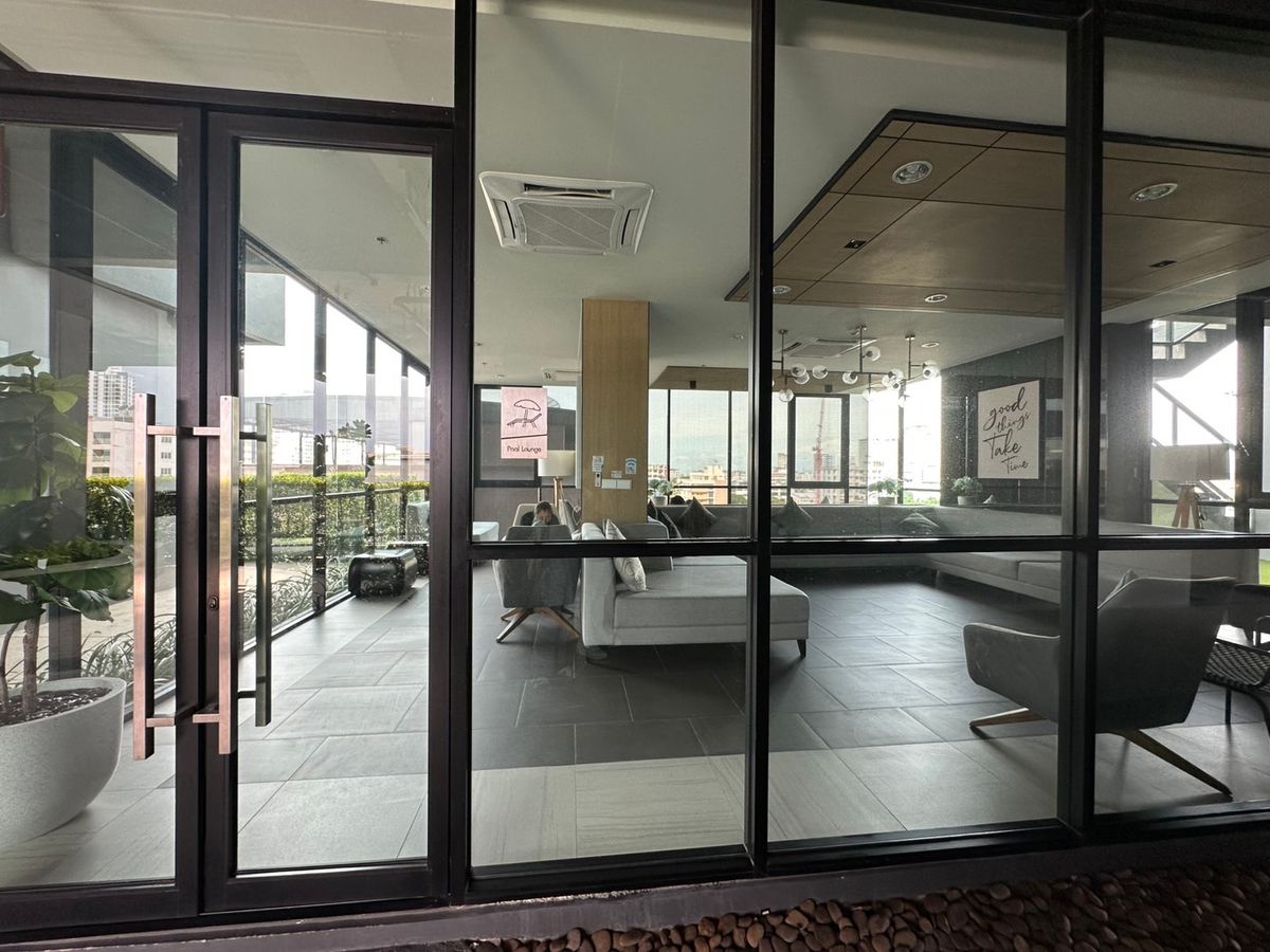 For RentCondoRamkhamhaeng, Hua Mak : Never-lived-in brand new unit with 55” TV, full gym, yoga studio, meeting rooms, and a 15% resident discount at Starbucks. Enjoy an unblocked south-facing view.