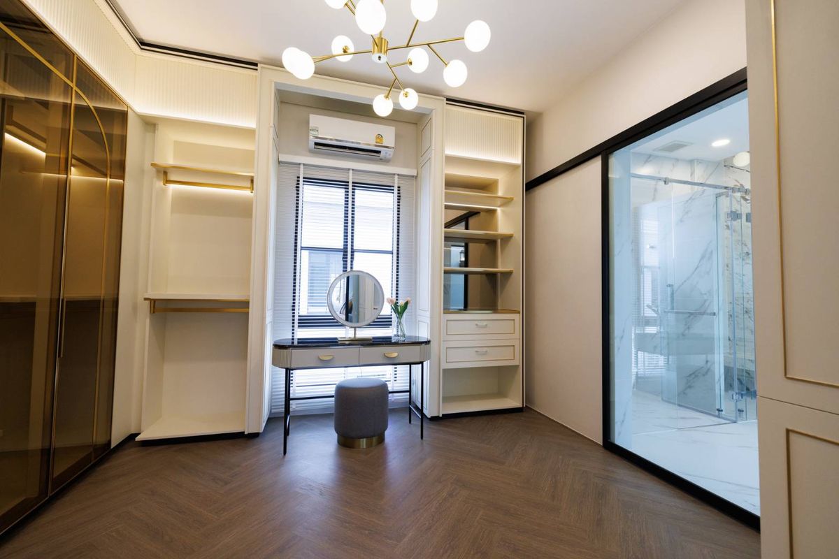 For RentHousePattanakan, Srinakarin : Nantawan Rama 9 - New Krungthep Kreetha French Eclectic 4 bedrooms, 378 sq.m., near the rental price 320,000 baht/month