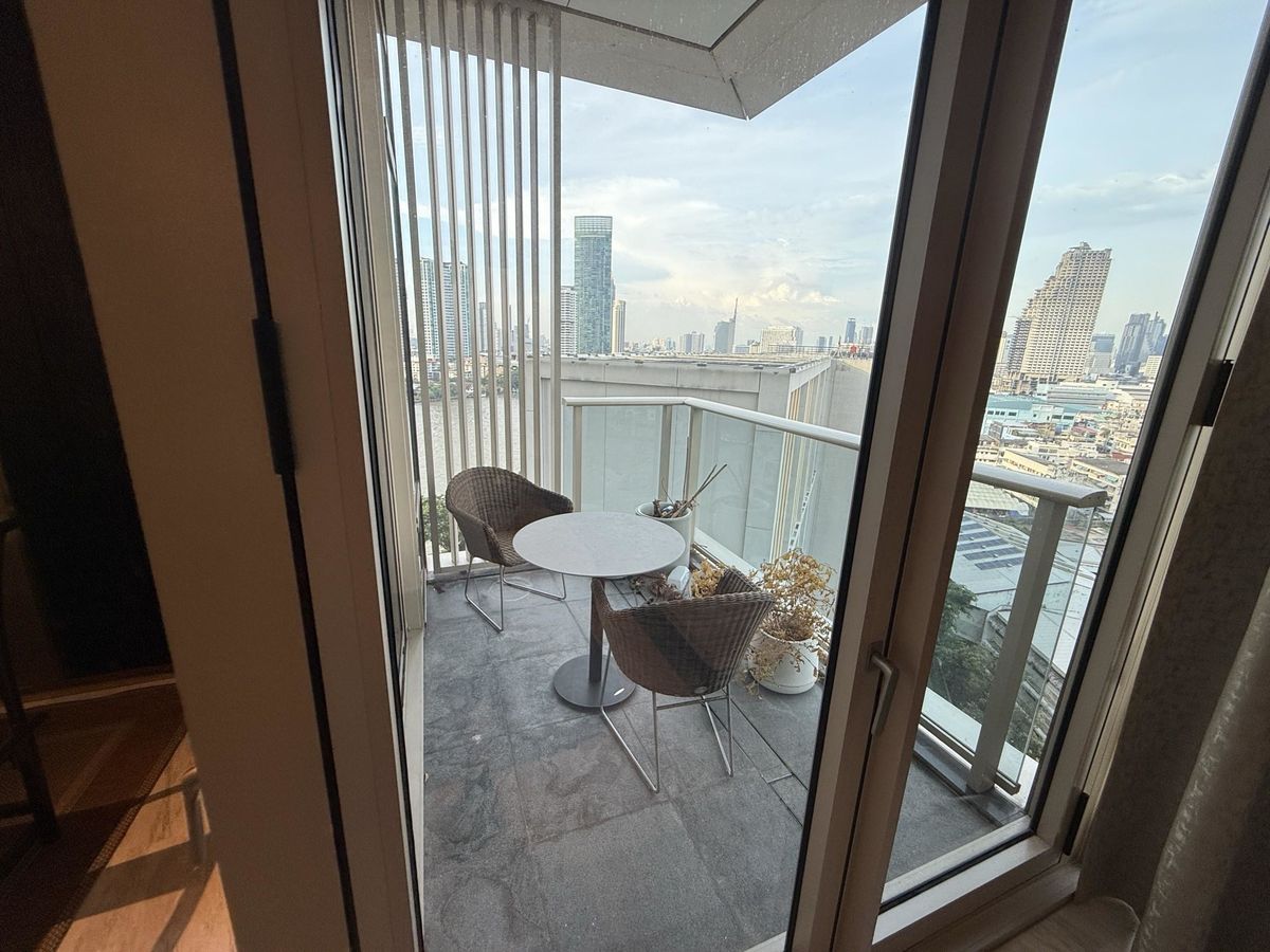 For RentCondoSathorn, Narathiwat : Luxury condo at The Four Seasons. Convenient transportation. Near the BTS Skytrain has a very beautiful shuttle. Complete furniture! Ready to move in !!