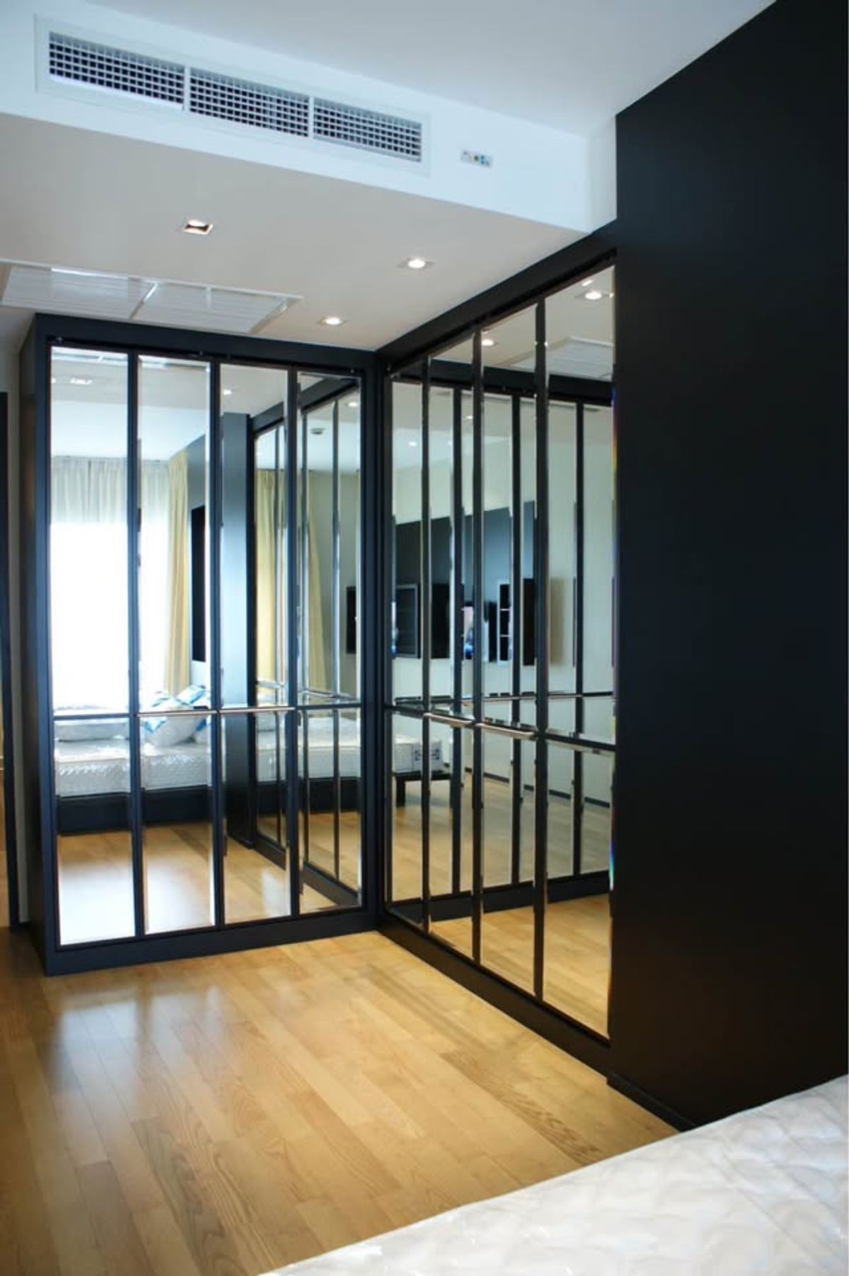 For RentCondoSukhumvit, Asoke, Thonglor : The Madison Condo is convenient to travel near BTS Skytrain. There is a beautiful room shuttle. Ready to stay immediately !!