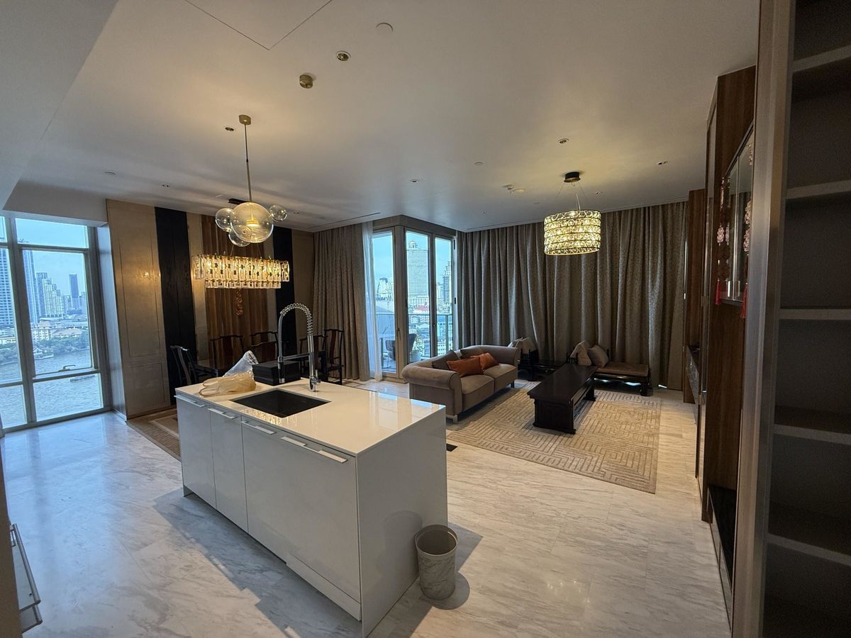 For RentCondoSathorn, Narathiwat : Luxury condo at The Four Seasons. Convenient transportation. Near the BTS Skytrain has a very beautiful shuttle. Complete furniture! Ready to move in !!