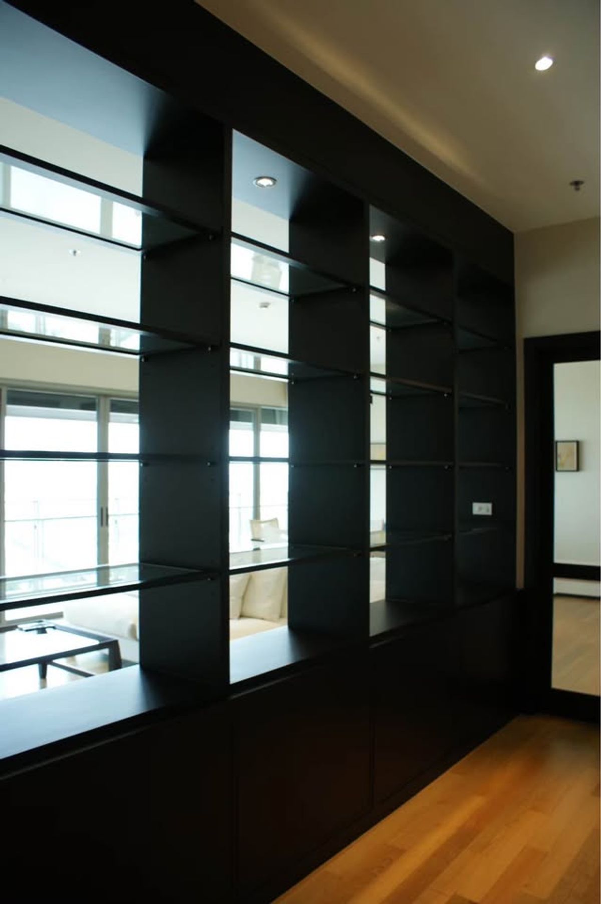 For RentCondoSukhumvit, Asoke, Thonglor : The Madison Condo is convenient to travel near BTS Skytrain. There is a beautiful room shuttle. Ready to stay immediately !!