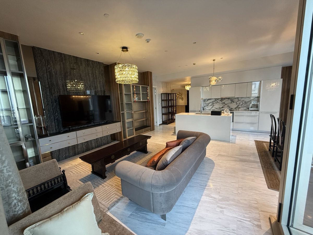For RentCondoSathorn, Narathiwat : Luxury condo at The Four Seasons. Convenient transportation. Near the BTS Skytrain has a very beautiful shuttle. Complete furniture! Ready to move in !!