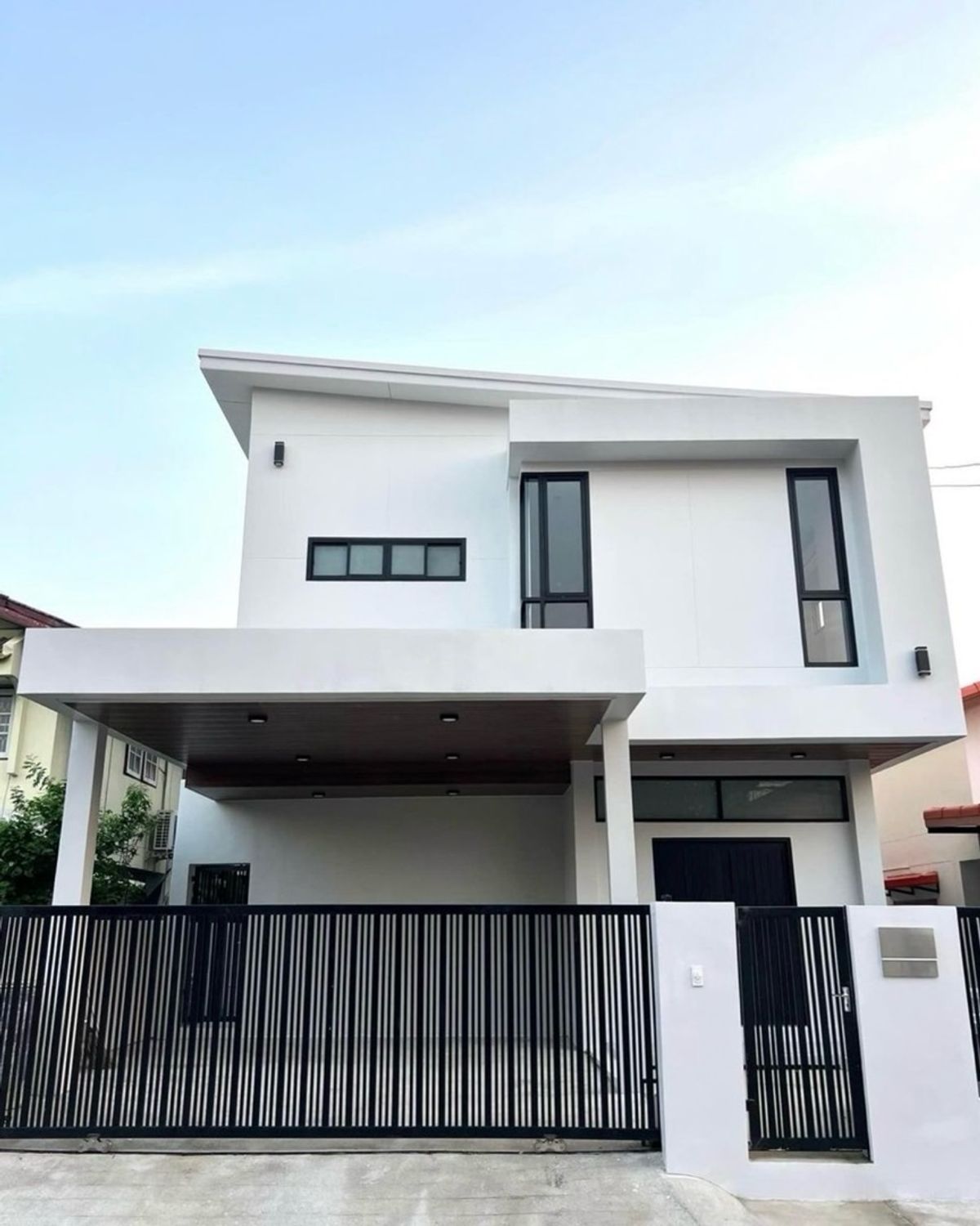 For SaleHouseBangna, Bearing, Lasalle : 📢 Brand-new house, never lived in! Great price and perfect for large families. Located in a high-potential area with convenient access to the Kanchanaphisek Ring Road expressway, BTS Si Iam station, and a full range of lifestyle amenities.
