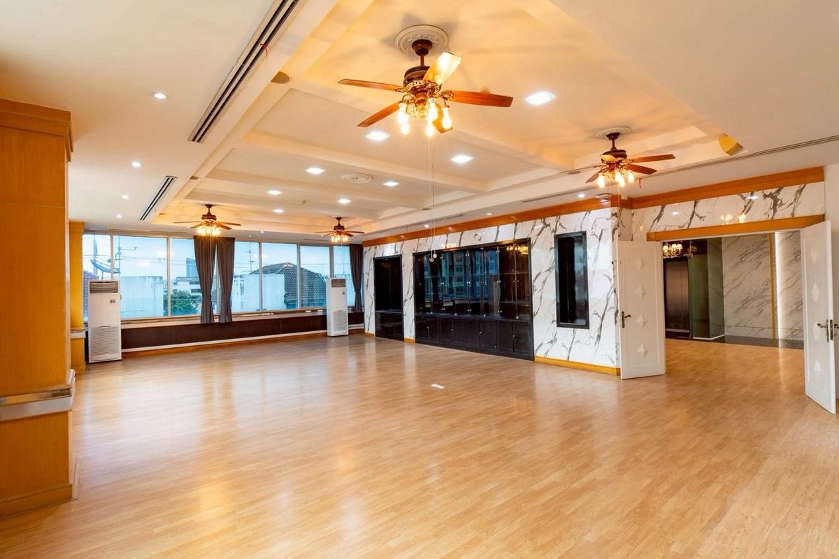 For RentOfficeRamkhamhaeng, Hua Mak : Building 5 floors with an elevator 20 parking spaces, 1,500 square meters of living space. There are 50 parking spaces. The location is located in Sriwara Road, connecting CDC and Ekamai -Ramintra express, suitable for small hospital clinics. Clinic nursi