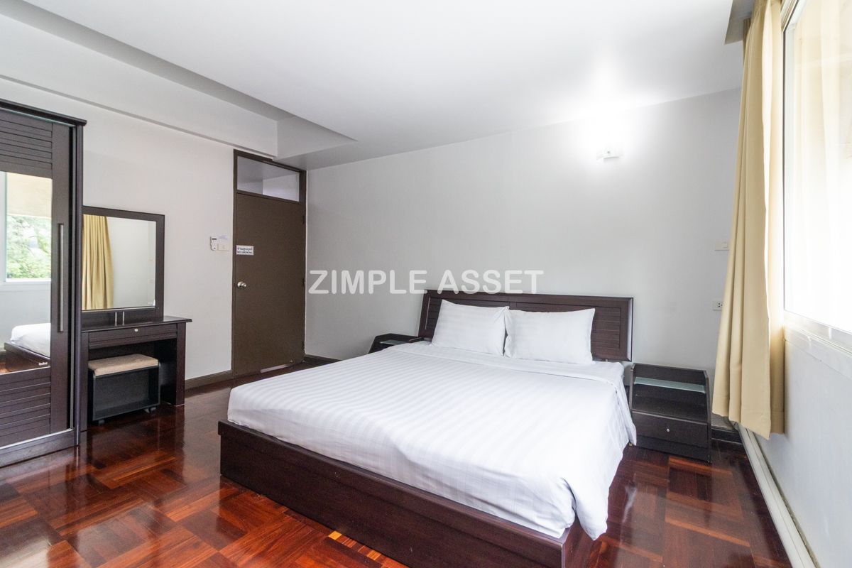 For RentSilom, Saladaeng, Bangrak : Line ID: @zimple_asset Monthly Apartment on Sala Daeng Road. A quiet, private, and secure apartment located in a convenient area. Fully furnished with essential appliances. Short-term rentals are available. *Pet-friendly.