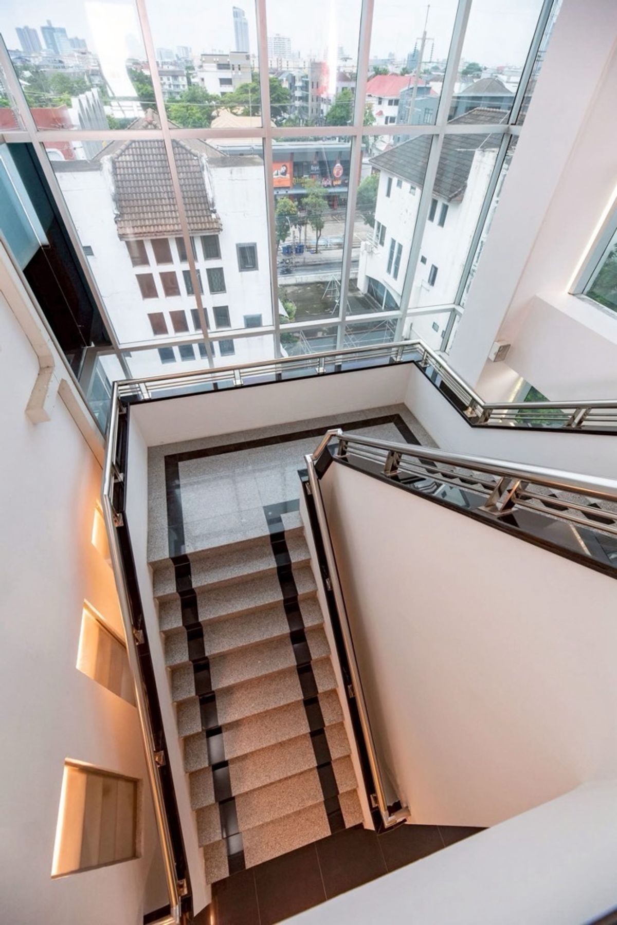 For RentOfficeRamkhamhaeng, Hua Mak : Building 5 floors with an elevator 20 parking spaces, 1,500 square meters of living space. There are 50 parking spaces. The location is located in Sriwara Road, connecting CDC and Ekamai -Ramintra express, suitable for small hospital clinics. Clinic nursi