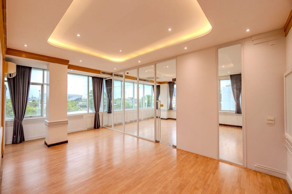 For RentOfficeRamkhamhaeng, Hua Mak : Building 5 floors with an elevator 20 parking spaces, 1,500 square meters of living space. There are 50 parking spaces. The location is located in Sriwara Road, connecting CDC and Ekamai -Ramintra express, suitable for small hospital clinics. Clinic nursi