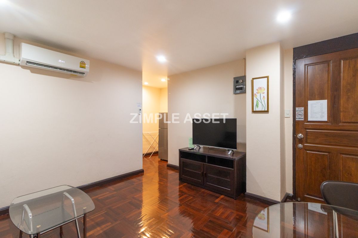 For RentSilom, Saladaeng, Bangrak : Line ID: @zimple_asset Monthly Apartment on Sala Daeng Road. A quiet, private, and secure apartment located in a convenient area. Fully furnished with essential appliances. Short-term rentals are available. *Pet-friendly.