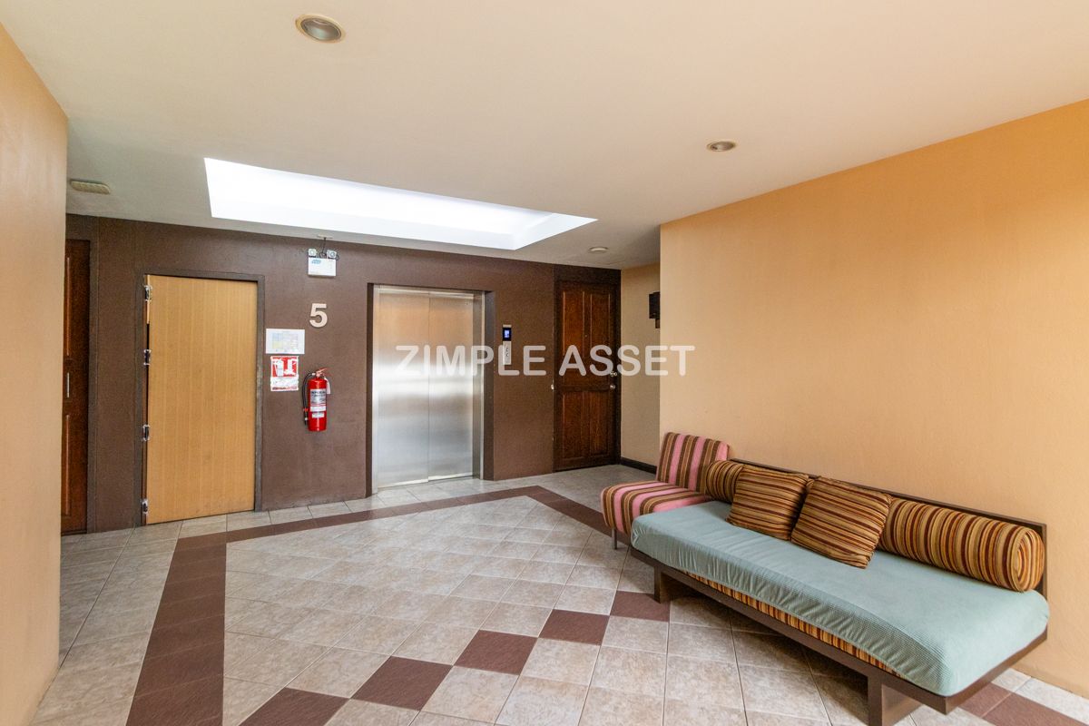 For RentSilom, Saladaeng, Bangrak : Line ID: @zimple_asset Monthly Apartment on Sala Daeng Road. A quiet, private, and secure apartment located in a convenient area. Fully furnished with essential appliances. Short-term rentals are available. *Pet-friendly.