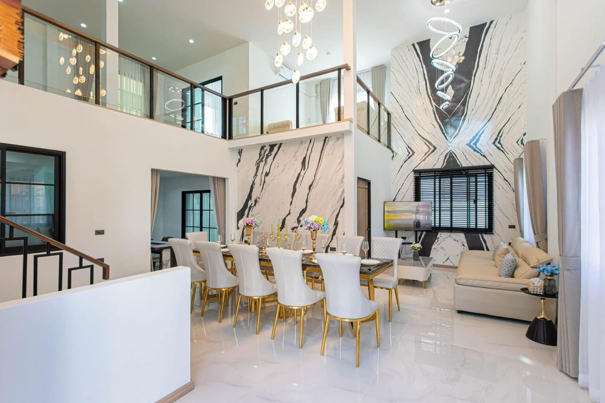 บ้านรัชดา ห้วยขวาง : New Modern Luxury Single House in Huaikwang • 5 Bedrooms, 3 bathrooms, 1 Tear oom, 2 Living rooms, 1 Dning room • Size : 500 S.qm 60 Sq.w