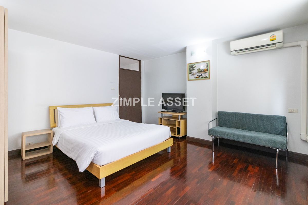 For RentSilom, Saladaeng, Bangrak : Line ID: @zimple_asset Monthly Apartment on Sala Daeng Road. A quiet, private, and secure apartment located in a convenient area. Fully furnished with essential appliances. Short-term rentals are available. *Pet-friendly.