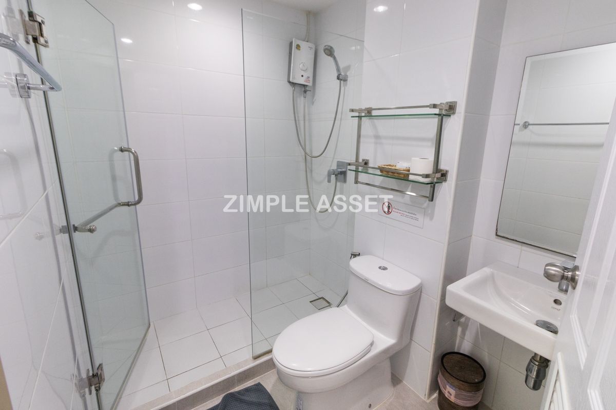 For RentSilom, Saladaeng, Bangrak : Line ID: @zimple_asset Monthly Apartment on Sala Daeng Road. A quiet, private, and secure apartment located in a convenient area. Fully furnished with essential appliances. Short-term rentals are available. *Pet-friendly.