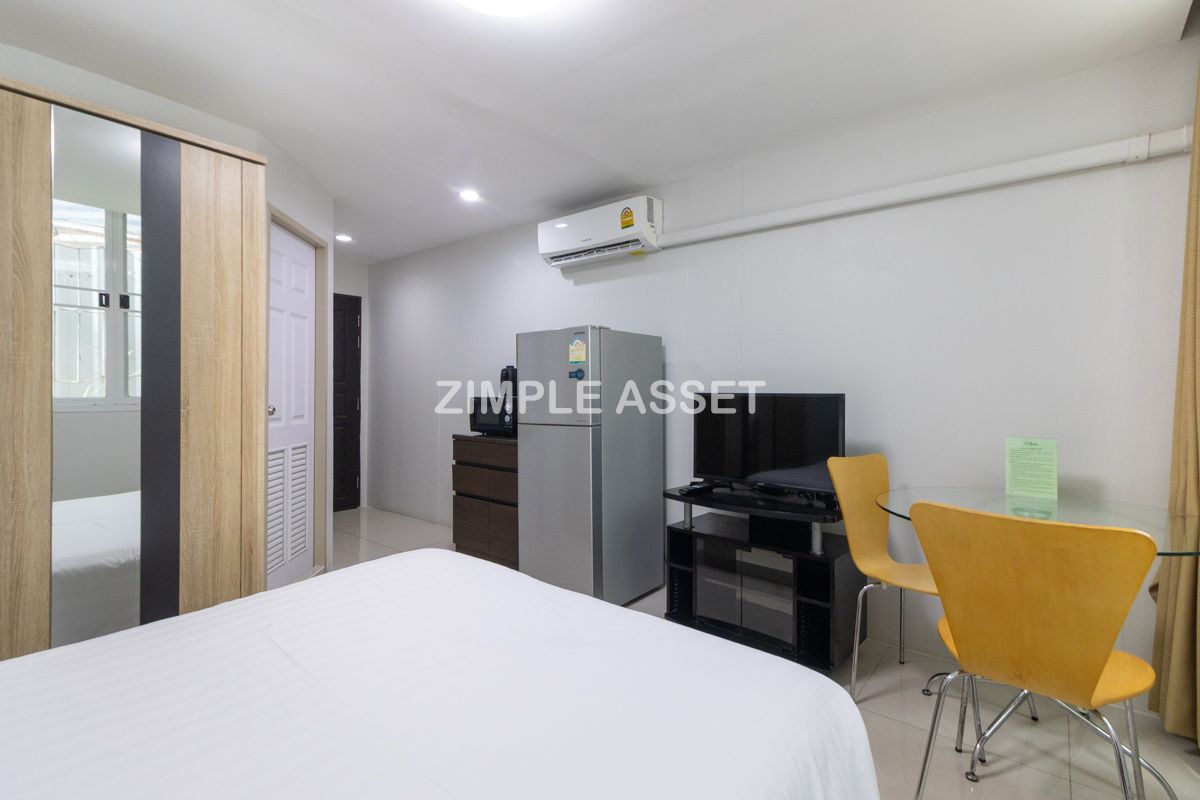 For RentSilom, Saladaeng, Bangrak : Line ID: @zimple_asset Monthly Apartment on Sala Daeng Road. A quiet, private, and secure apartment located in a convenient area. Fully furnished with essential appliances. Short-term rentals are available. *Pet-friendly.