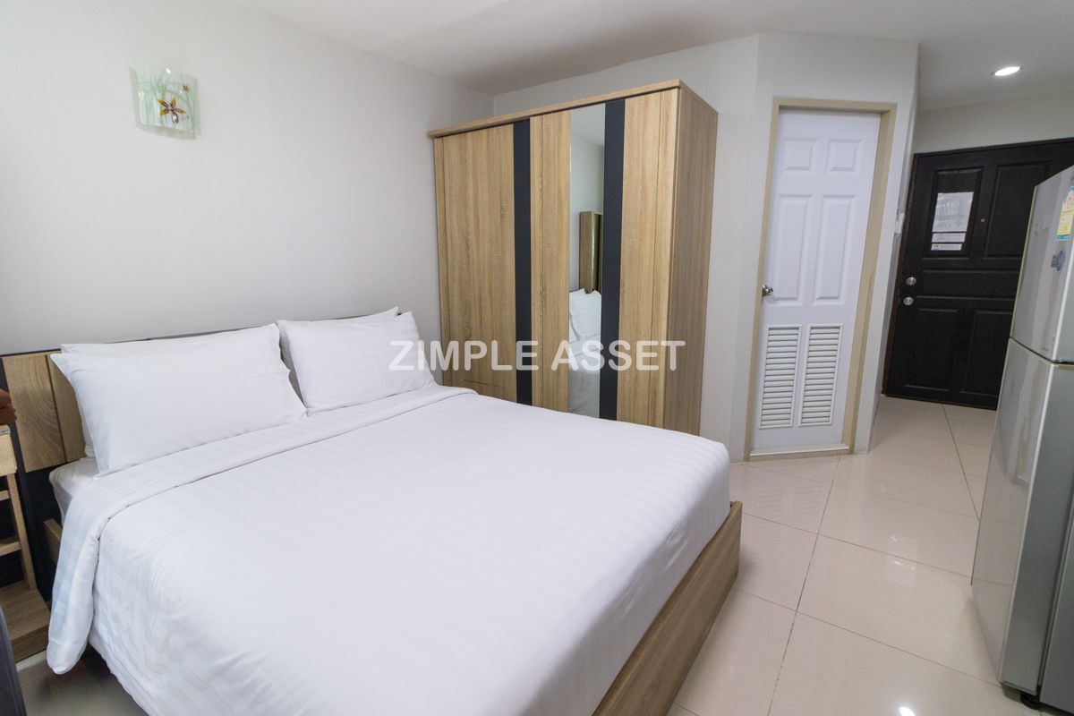 For RentSilom, Saladaeng, Bangrak : Line ID: @zimple_asset Monthly Apartment on Sala Daeng Road. A quiet, private, and secure apartment located in a convenient area. Fully furnished with essential appliances. Short-term rentals are available. *Pet-friendly.