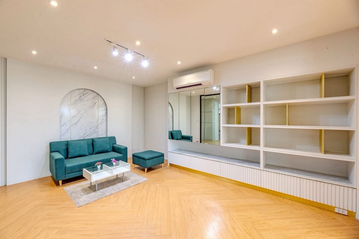 For RentOfficeRamkhamhaeng, Hua Mak : Building 5 floors with an elevator 20 parking spaces, 1,500 square meters of living space. There are 50 parking spaces. The location is located in Sriwara Road, connecting CDC and Ekamai -Ramintra express, suitable for small hospital clinics. Clinic nursi